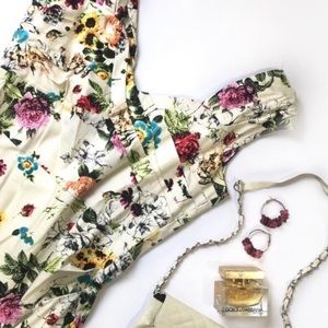 Boutique floral sleeveless fitted sheath dress 💗